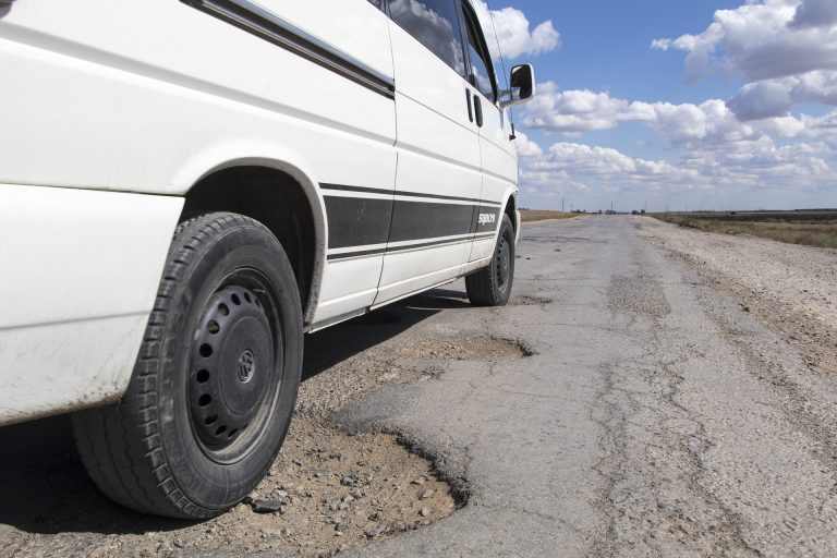 How potholes cause damage and ways to avoid them